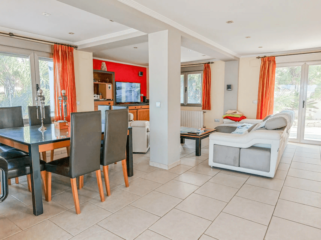 Villa a la venta cerca del centro de Denia con vistas al mar y montaña