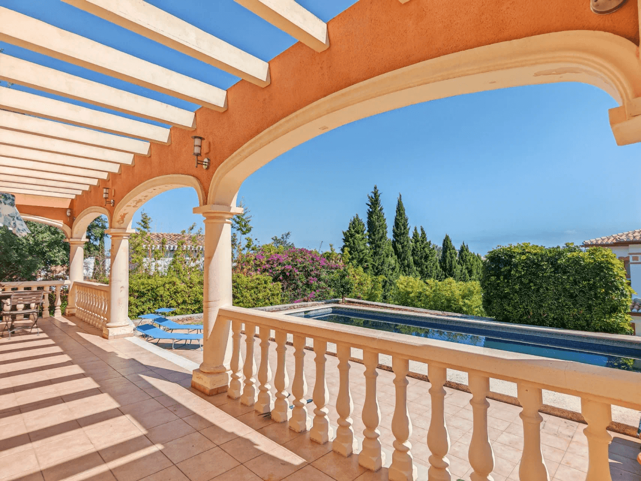 Villa a la venta con muchas posibilidades y vistas despejadas en Denia