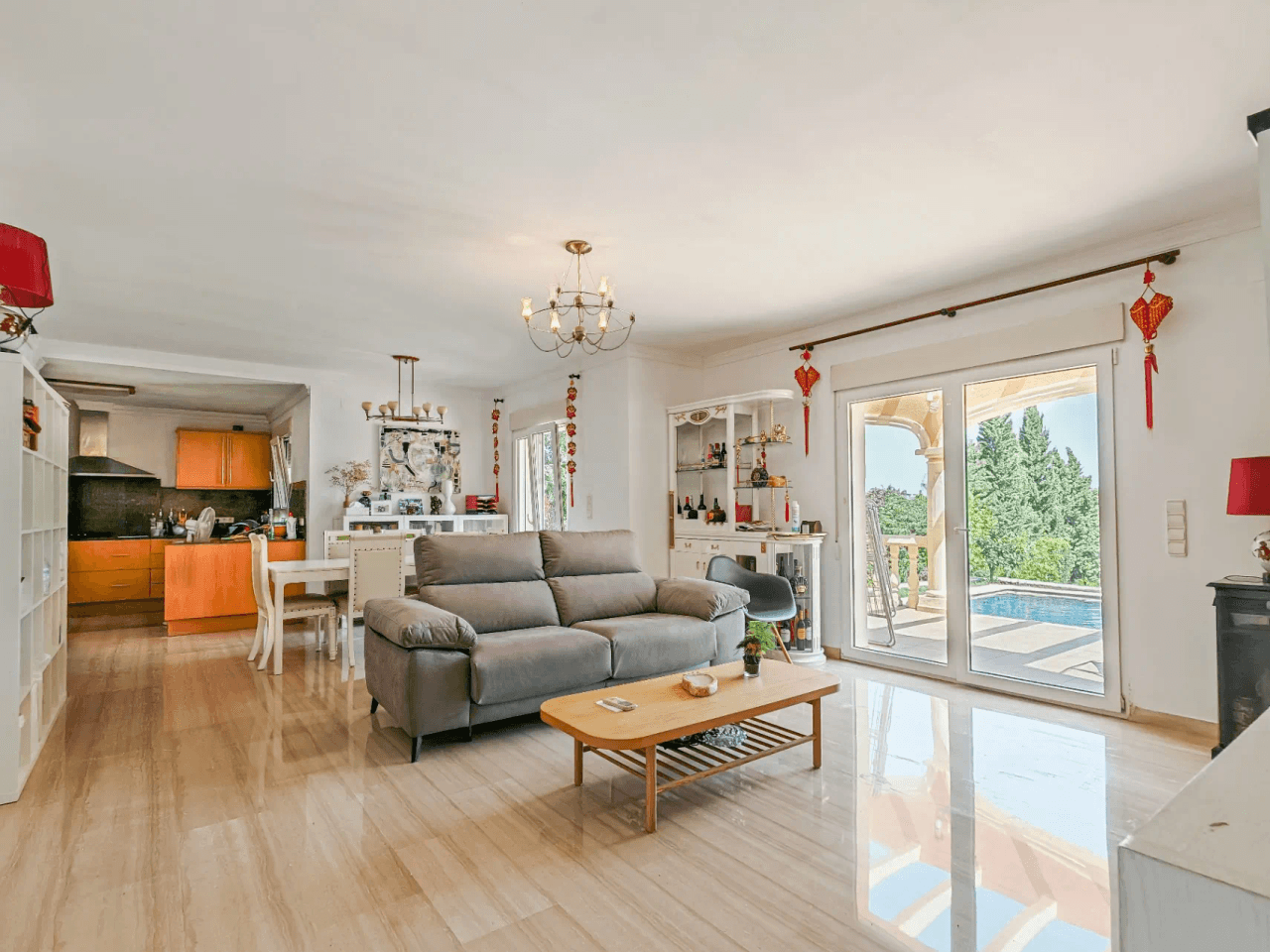 Villa a la venta con muchas posibilidades y vistas despejadas en Denia