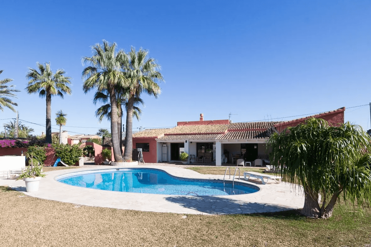 Villa mediterránea con gran parcela.