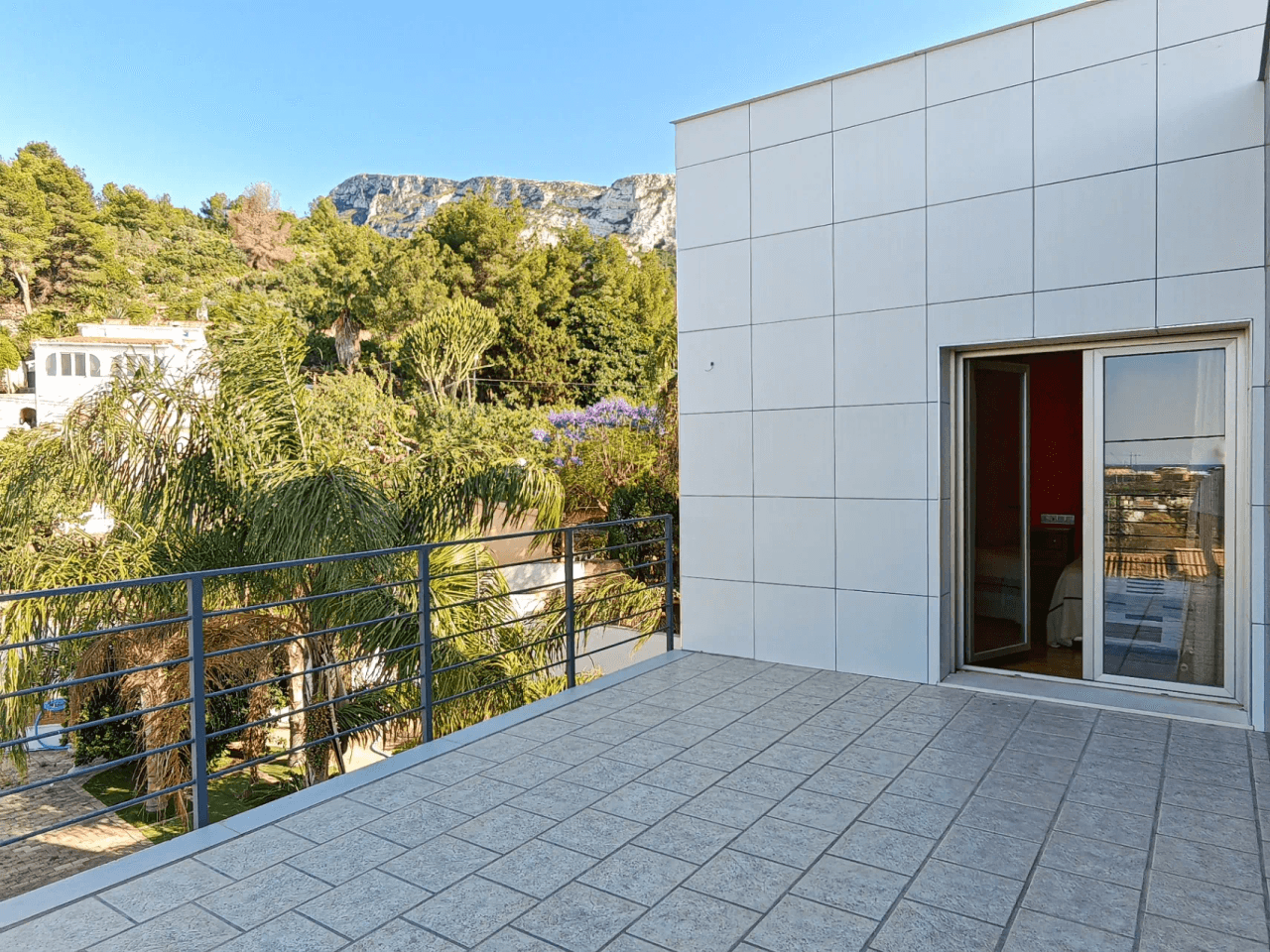 Villa a la venta cerca del centro de Denia con vistas al mar y montaña