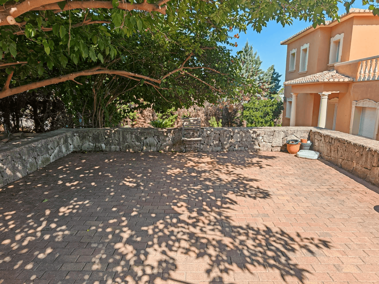 Villa a la venta con muchas posibilidades y vistas despejadas en Denia