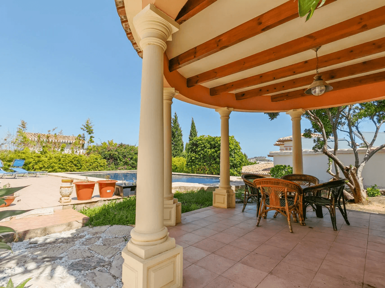 Villa a la venta con muchas posibilidades y vistas despejadas en Denia