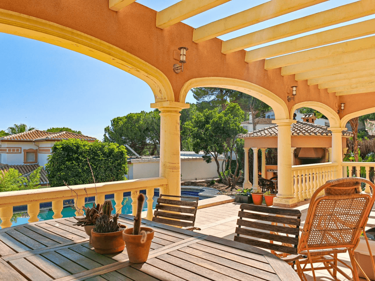 Villa a la venta con muchas posibilidades y vistas despejadas en Denia