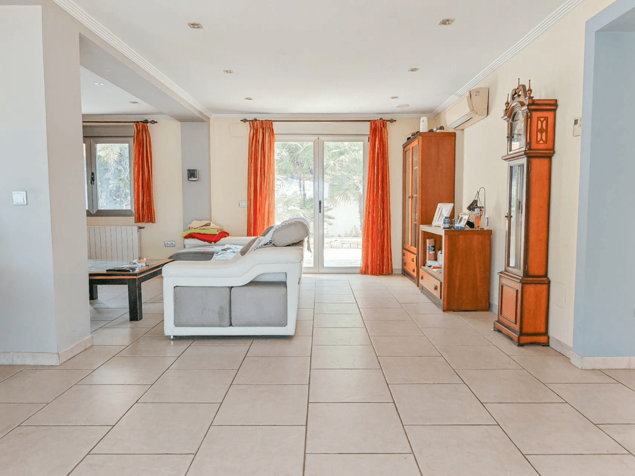 Villa a la venta cerca del centro de Denia con vistas al mar y montaña