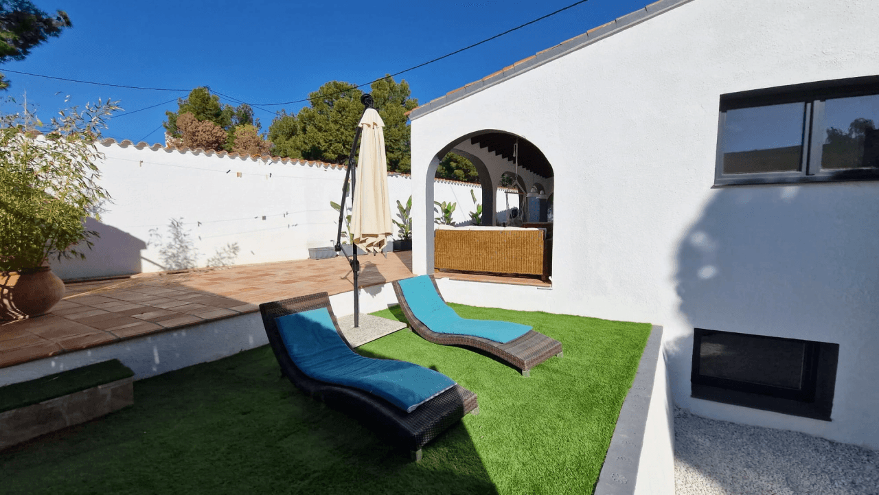 Chalet moderno de 5 habitaciones en venta en Calpe, Alicante