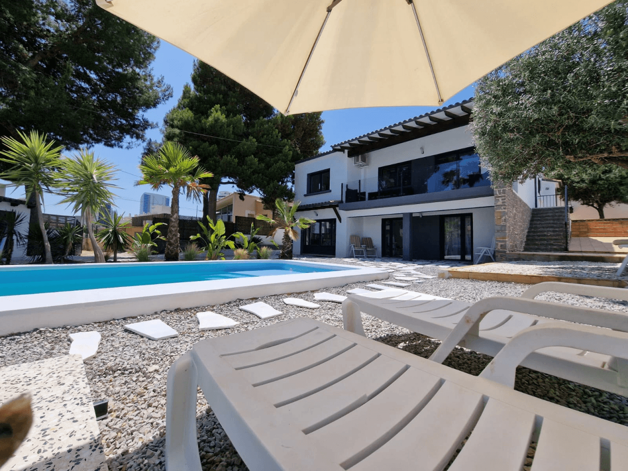 Chalet moderno de 5 habitaciones en venta en Calpe, Alicante