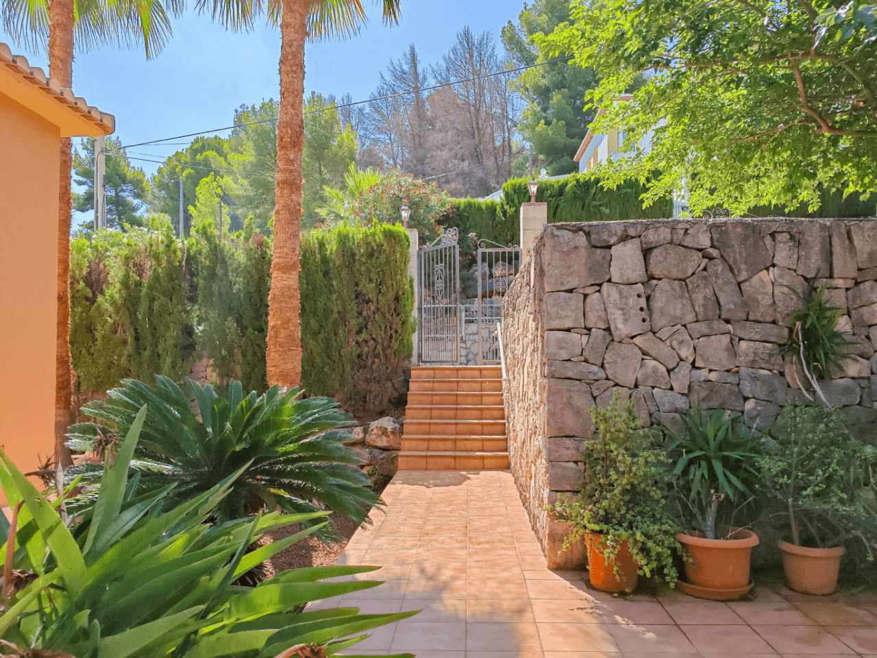 Villa a la venta con muchas posibilidades y vistas despejadas en Denia