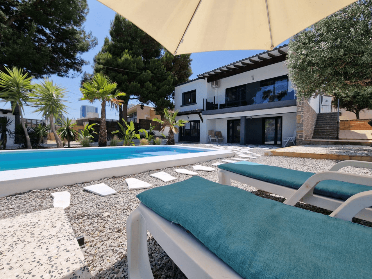 Chalet moderno de 5 habitaciones en venta en Calpe, Alicante