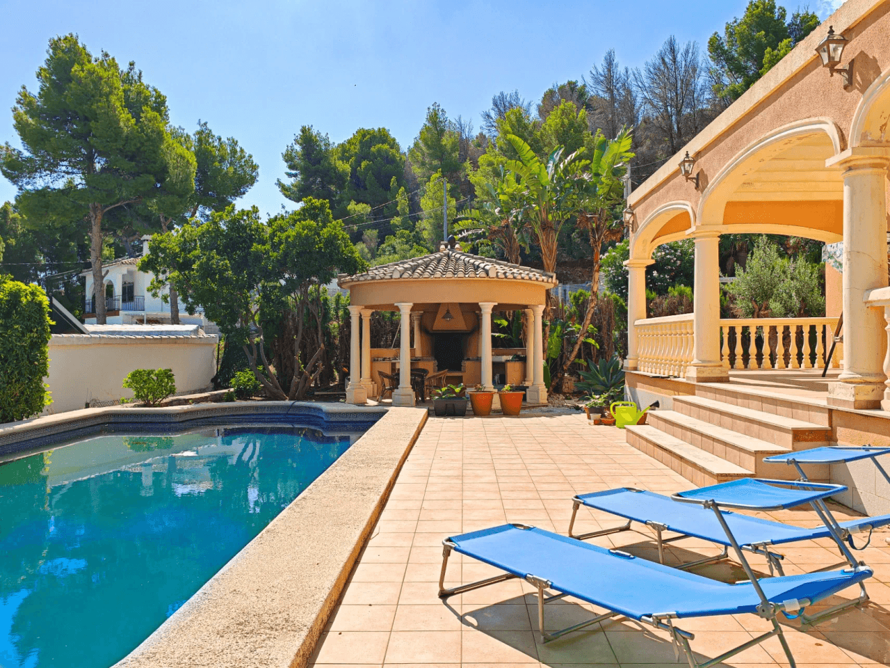 Villa a la venta con muchas posibilidades y vistas despejadas en Denia