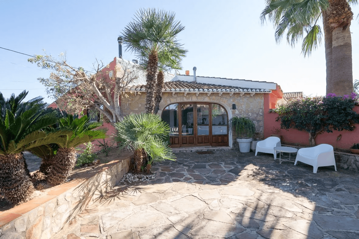 Villa mediterránea con gran parcela.