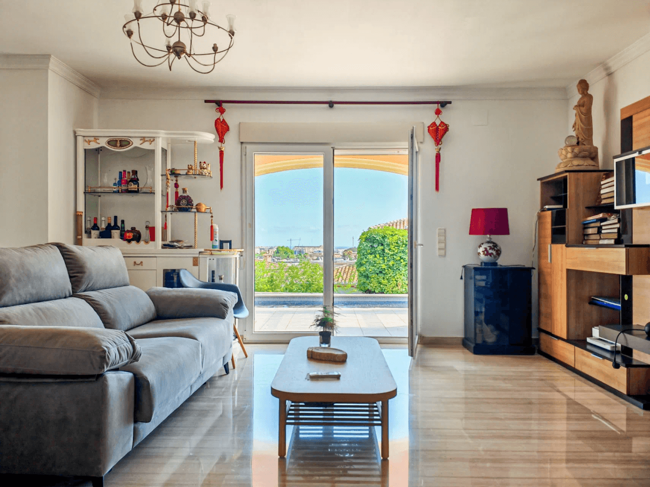 Villa a la venta con muchas posibilidades y vistas despejadas en Denia