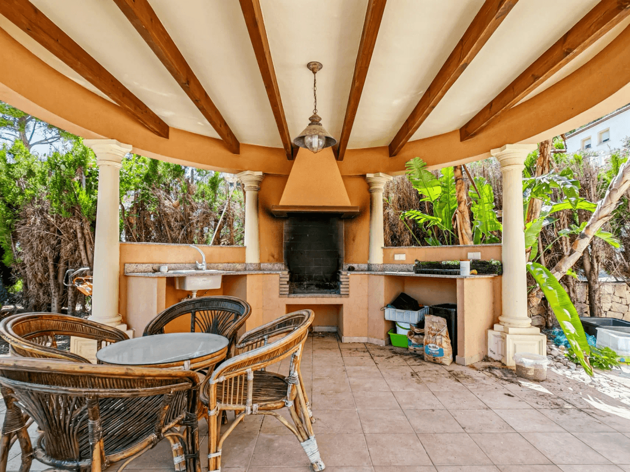 Villa a la venta con muchas posibilidades y vistas despejadas en Denia