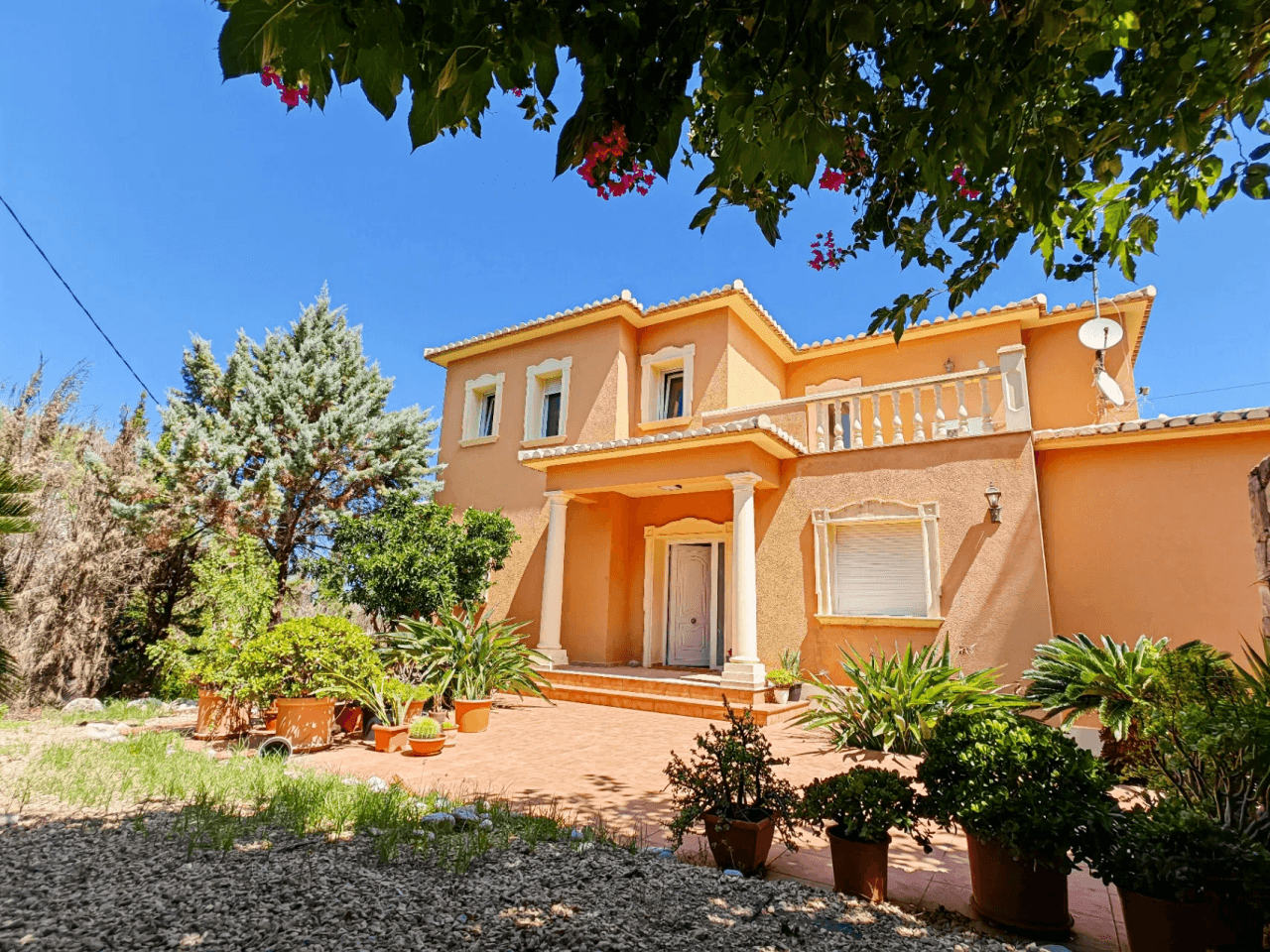Villa a la venta con muchas posibilidades y vistas despejadas en Denia