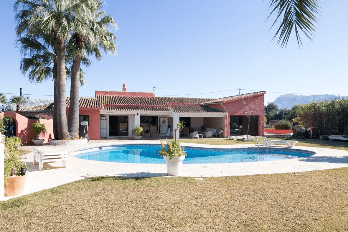 Villa mediterránea con gran parcela.