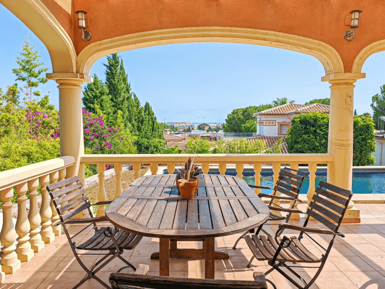 Villa a la venta con muchas posibilidades y vistas despejadas en Denia