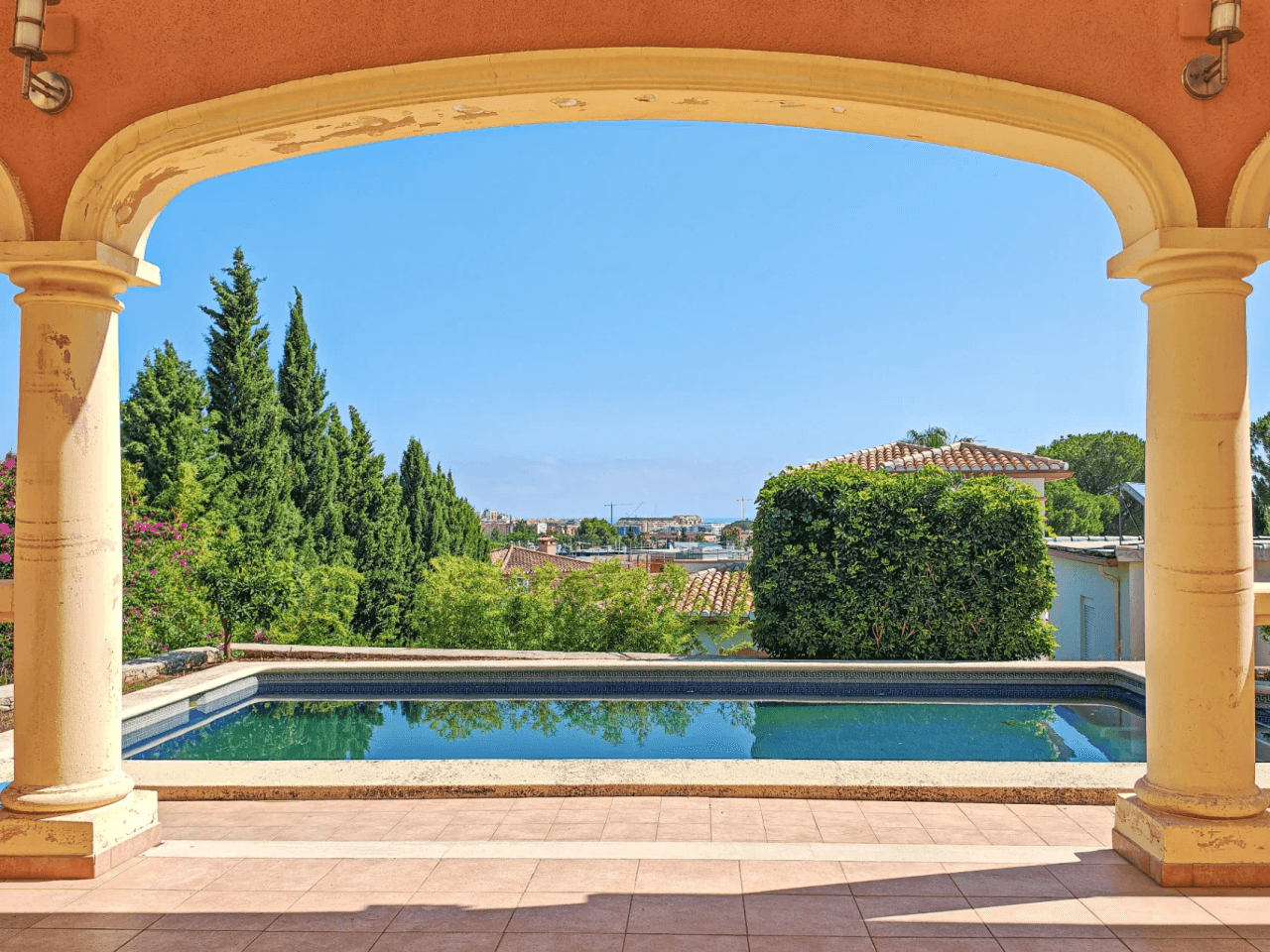 Villa a la venta con muchas posibilidades y vistas despejadas en Denia
