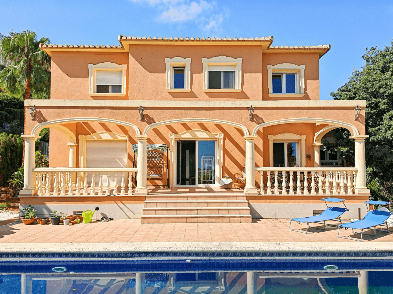 Villa a la venta con muchas posibilidades y vistas despejadas en Denia
