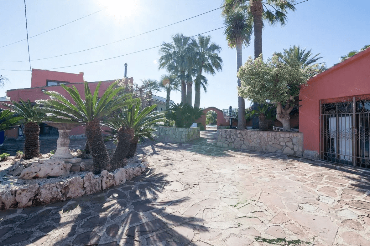 Villa mediterránea con gran parcela.
