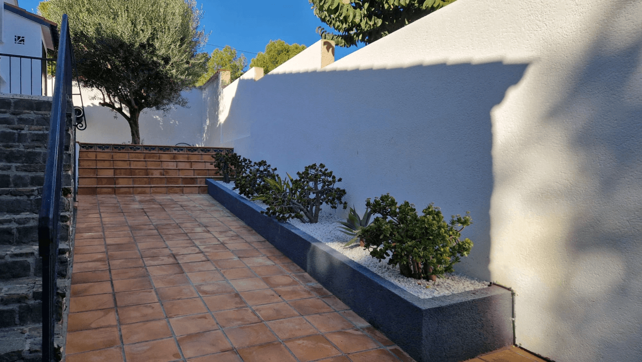 Chalet moderno de 5 habitaciones en venta en Calpe, Alicante