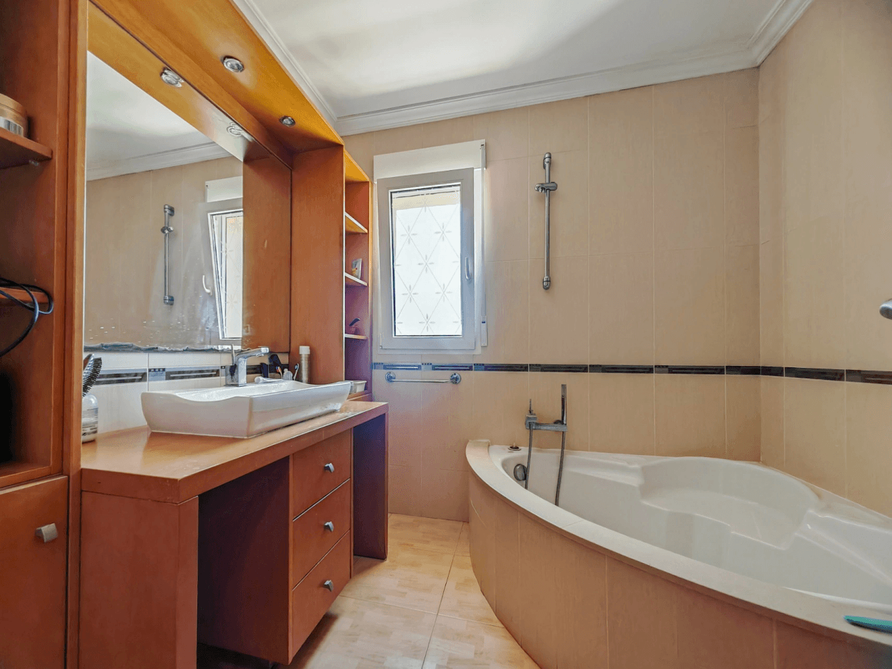 Villa a la venta con muchas posibilidades y vistas despejadas en Denia
