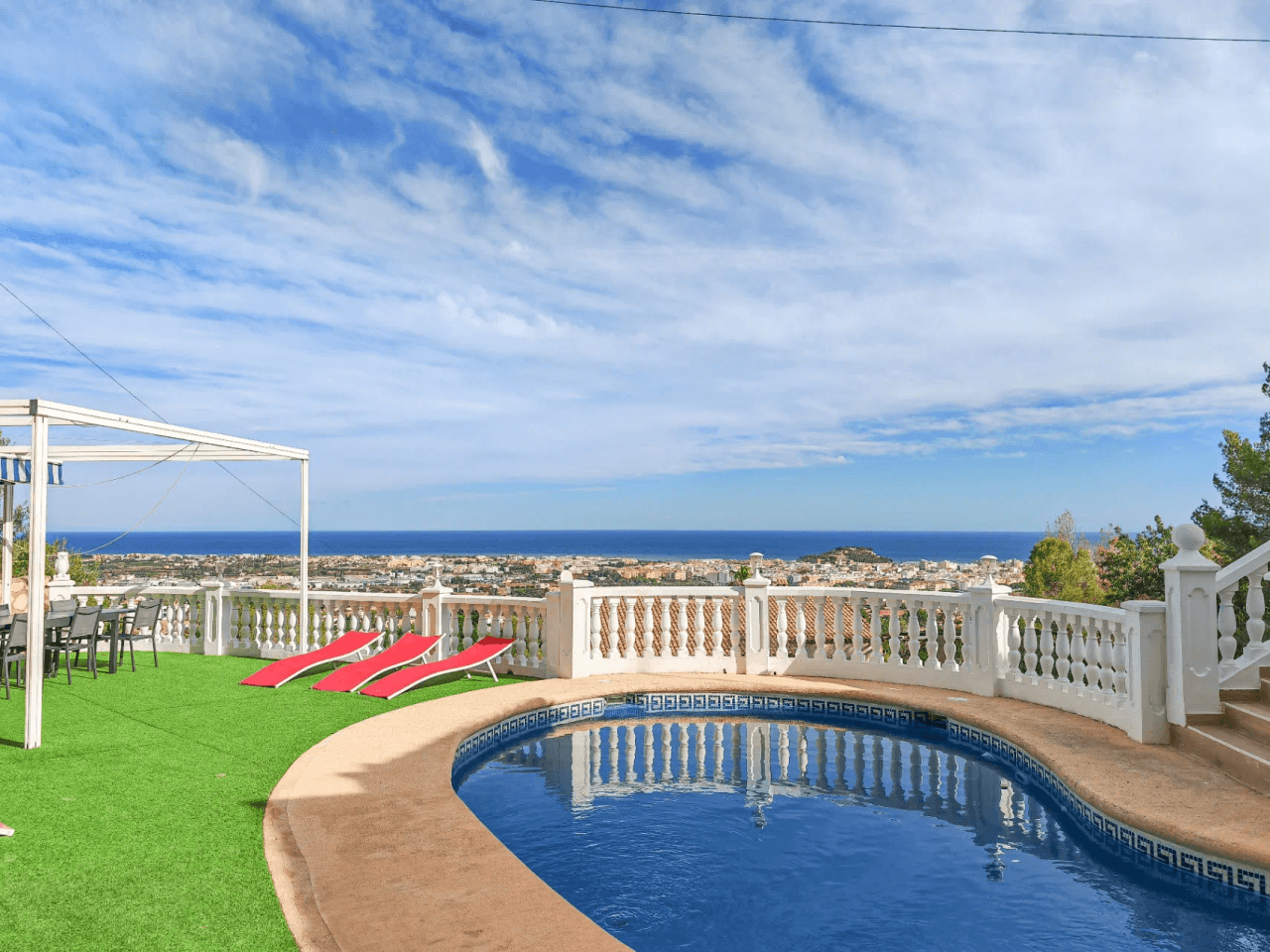 Villa a la venta con vistas al mar de Denia.