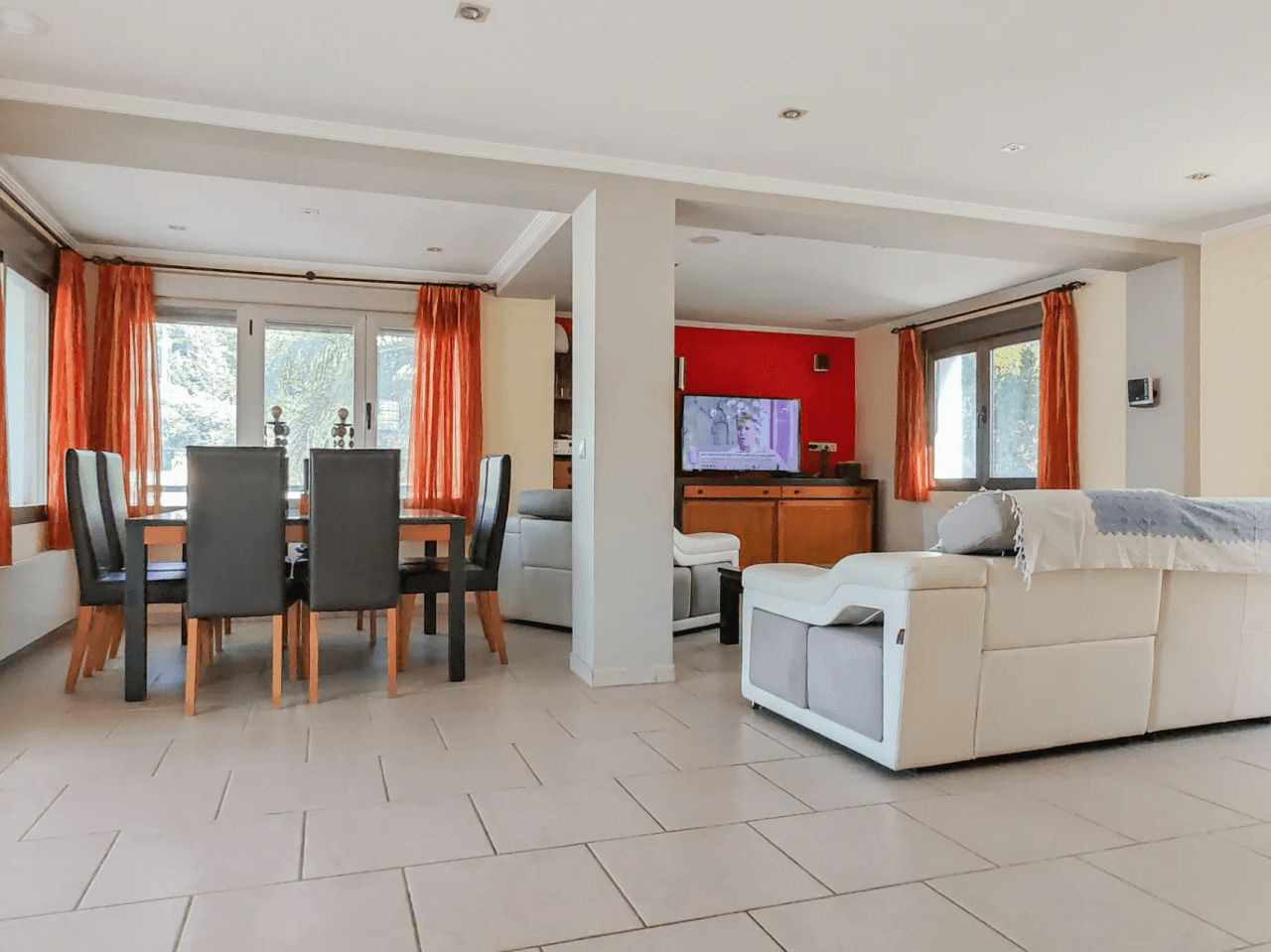Villa a la venta cerca del centro de Denia con vistas al mar y montaña