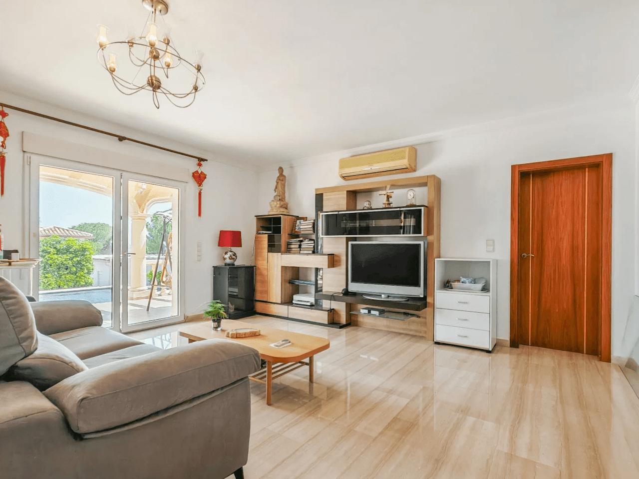 Villa a la venta con muchas posibilidades y vistas despejadas en Denia