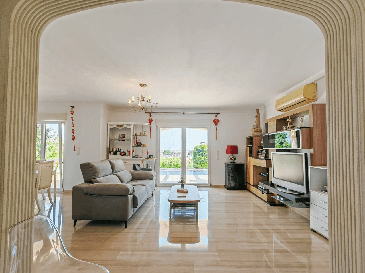 Villa a la venta con muchas posibilidades y vistas despejadas en Denia
