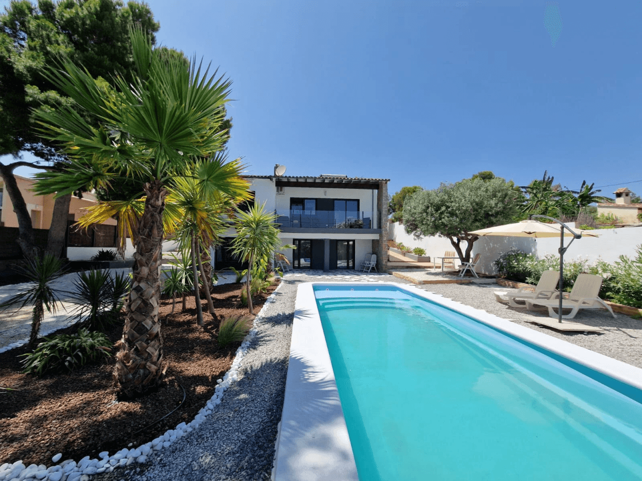 Chalet moderno de 5 habitaciones en venta en Calpe, Alicante