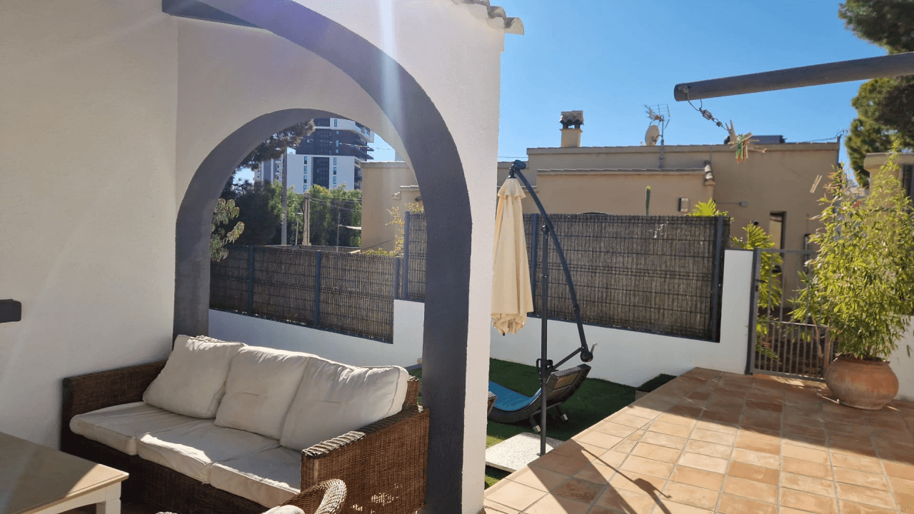 Chalet moderno de 5 habitaciones en venta en Calpe, Alicante