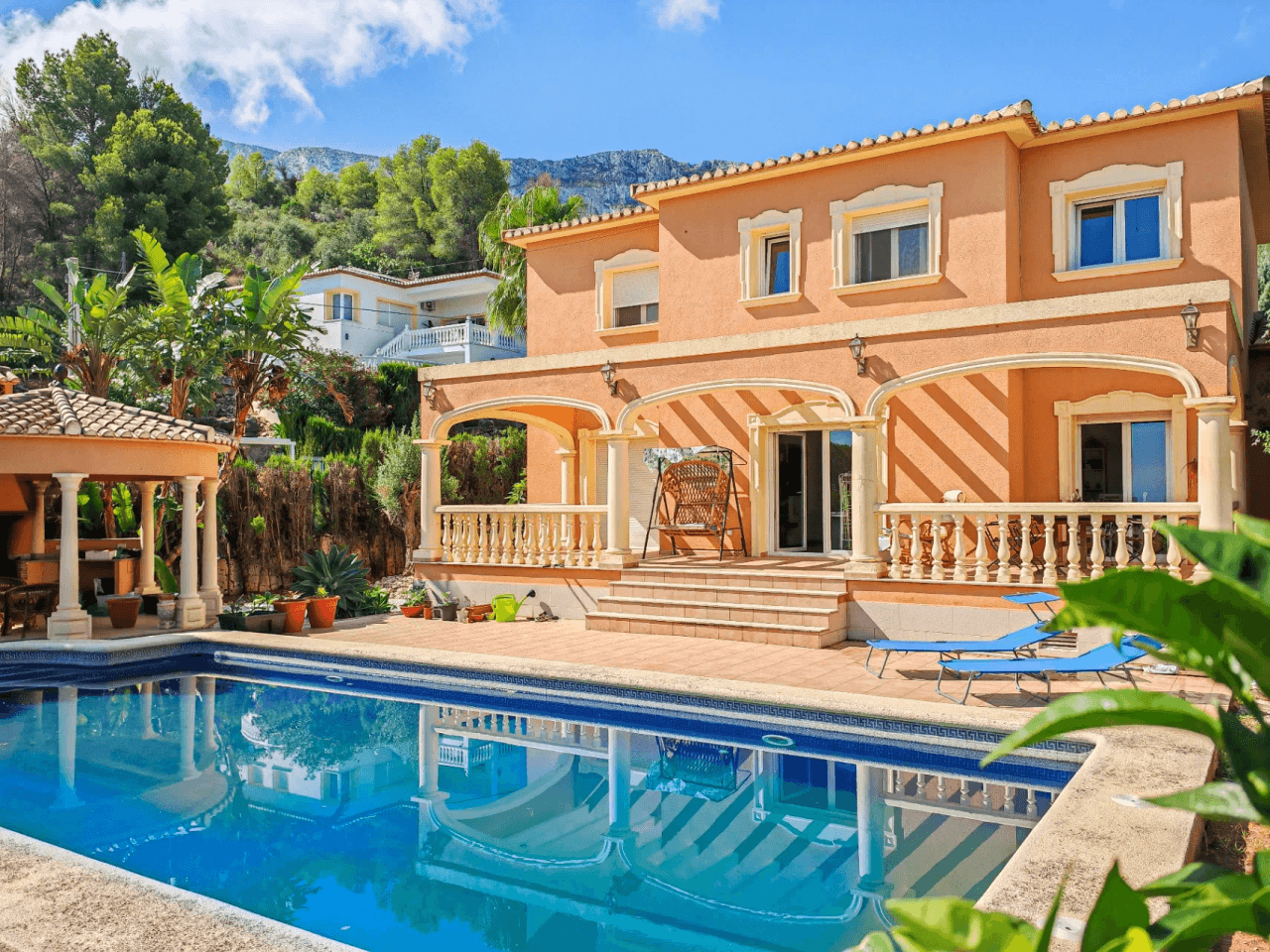 Villa a la venta con muchas posibilidades y vistas despejadas en Denia