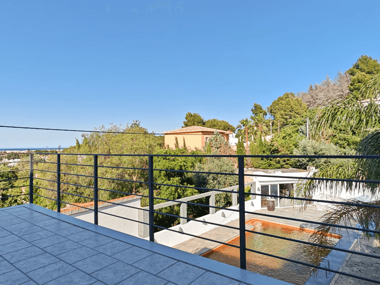Villa a la venta cerca del centro de Denia con vistas al mar y montaña