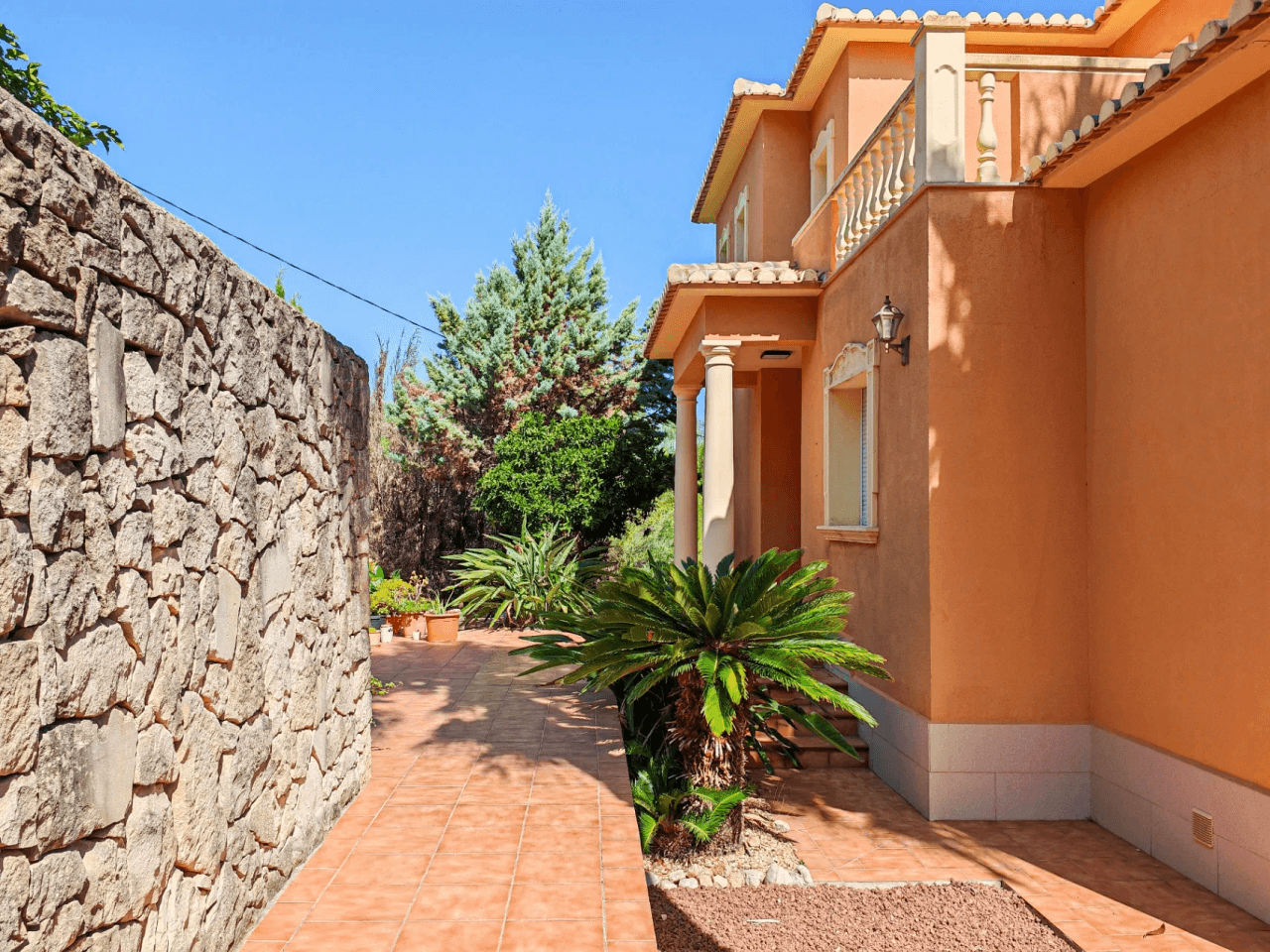 Villa a la venta con muchas posibilidades y vistas despejadas en Denia