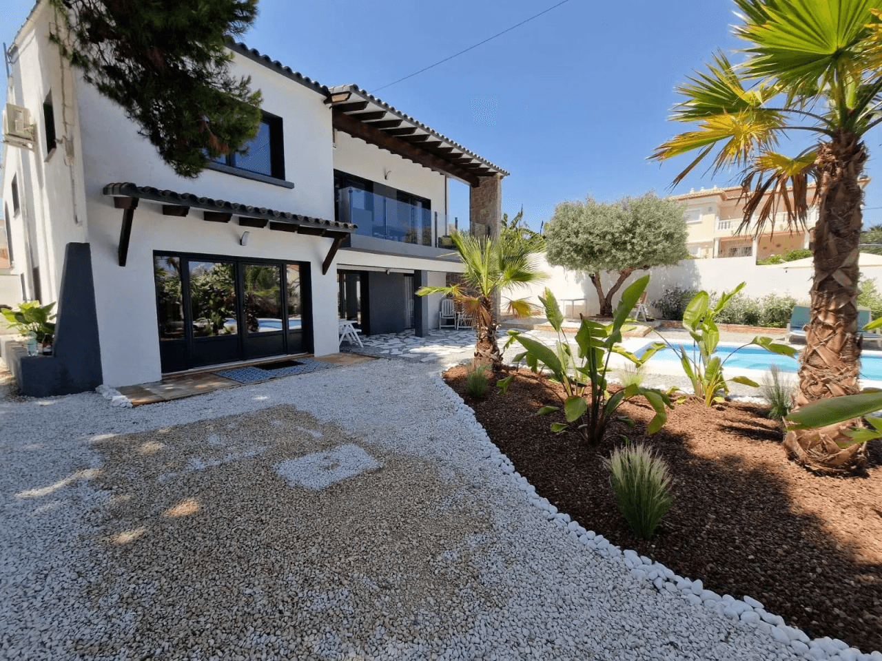 Chalet moderno de 5 habitaciones en venta en Calpe, Alicante