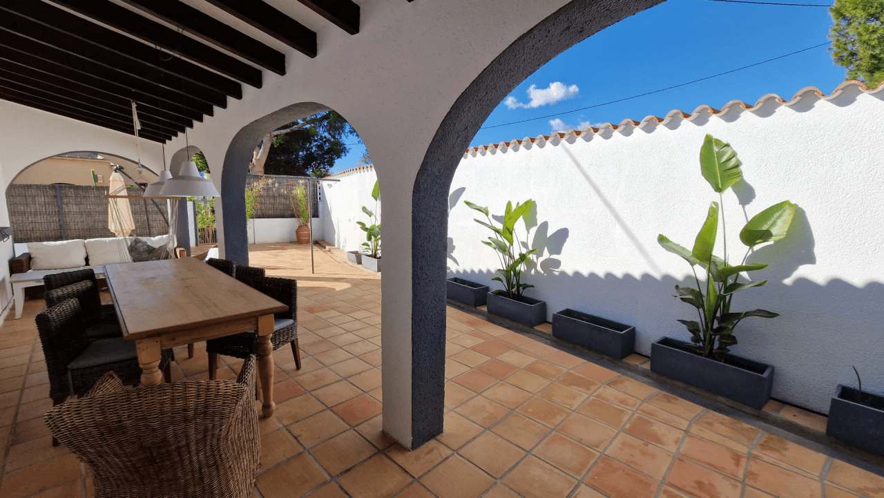 Chalet moderno de 5 habitaciones en venta en Calpe, Alicante