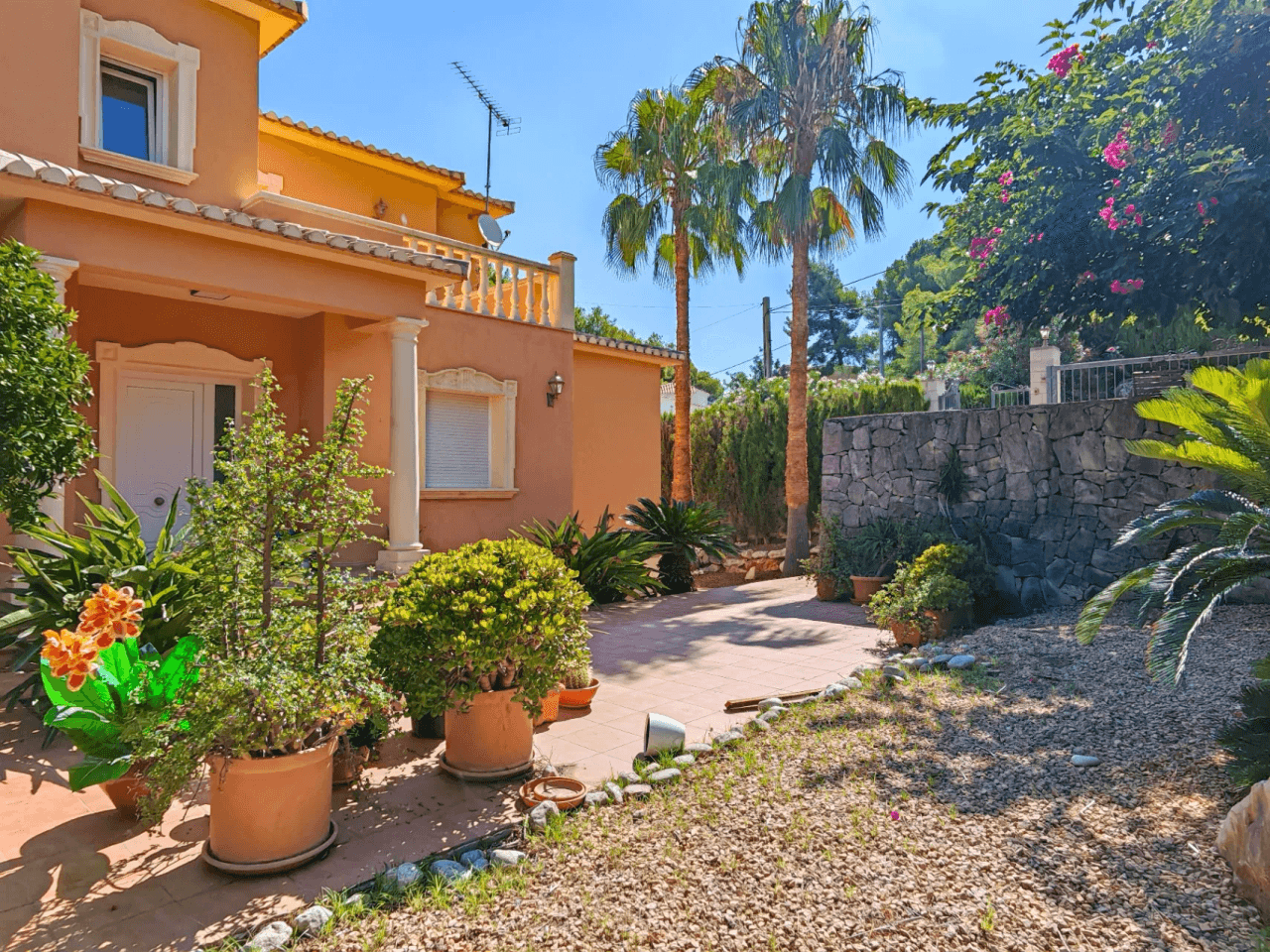Villa a la venta con muchas posibilidades y vistas despejadas en Denia