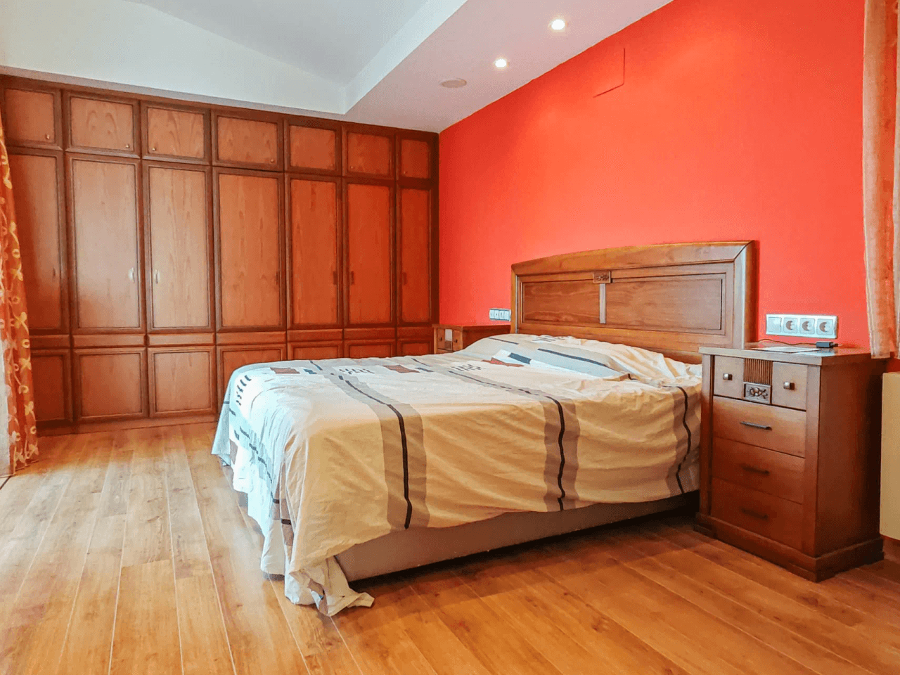 Villa a la venta cerca del centro de Denia con vistas al mar y montaña