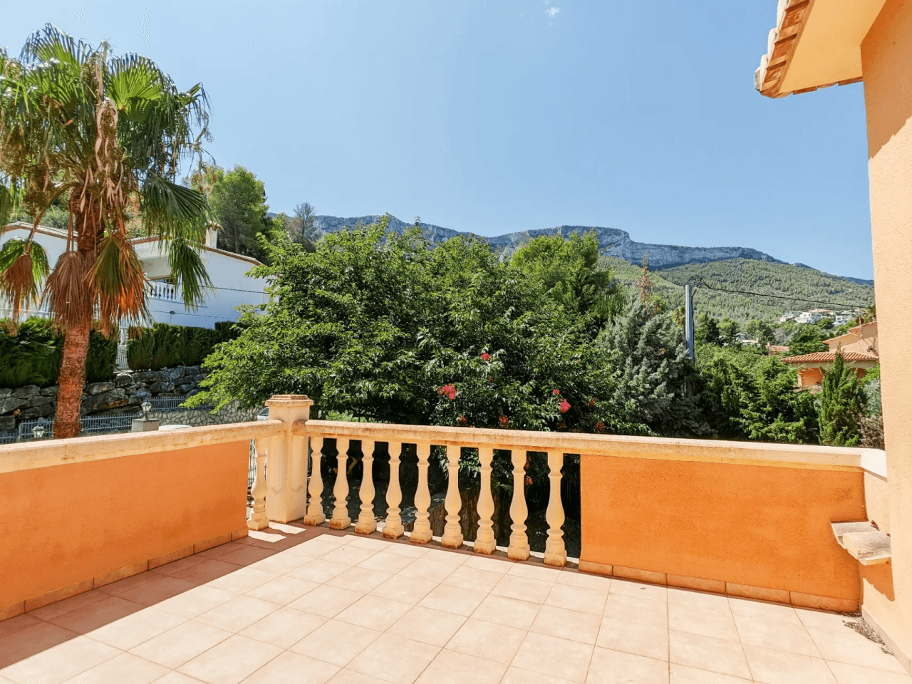 Villa a la venta con muchas posibilidades y vistas despejadas en Denia