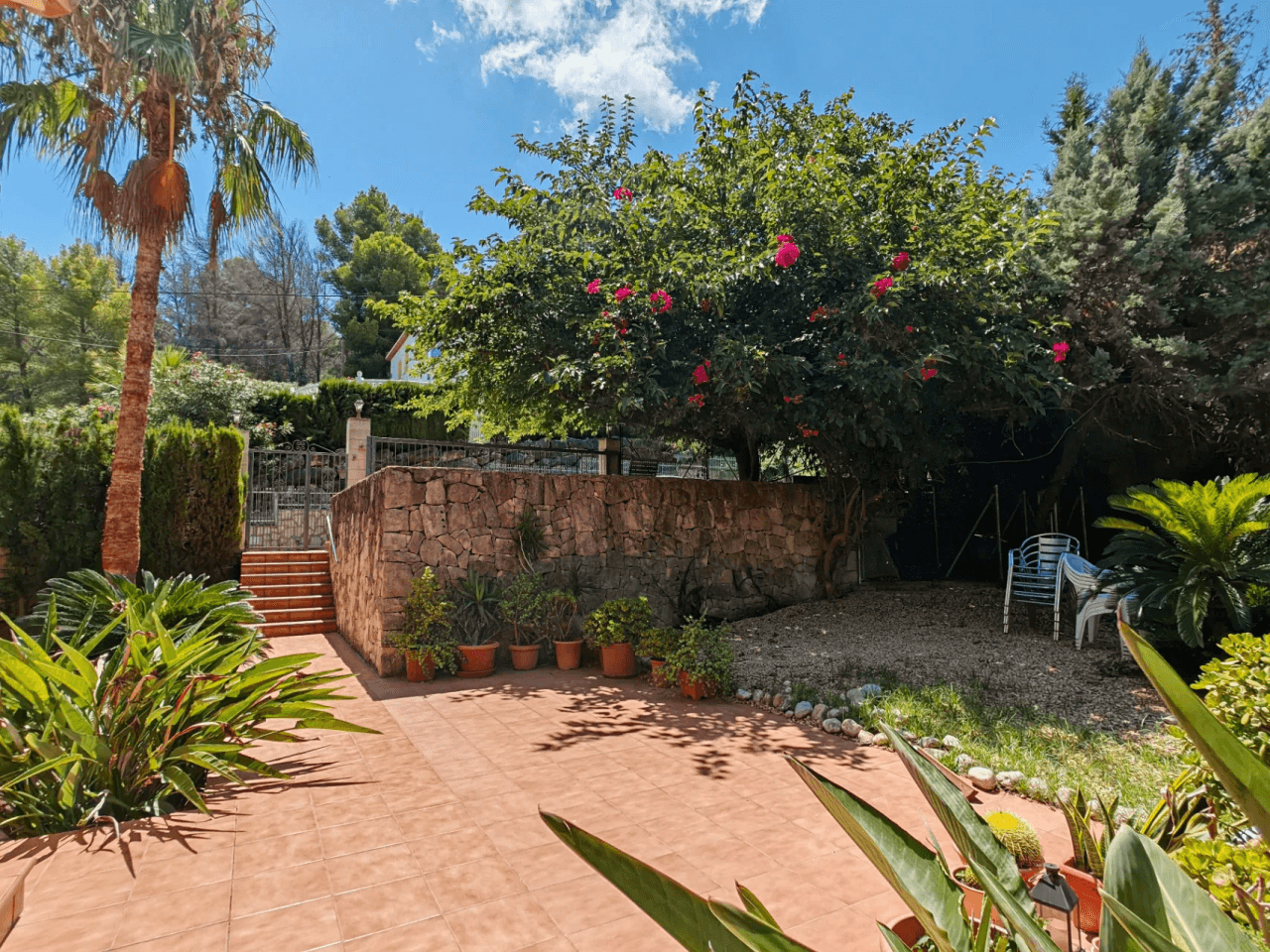 Villa a la venta con muchas posibilidades y vistas despejadas en Denia