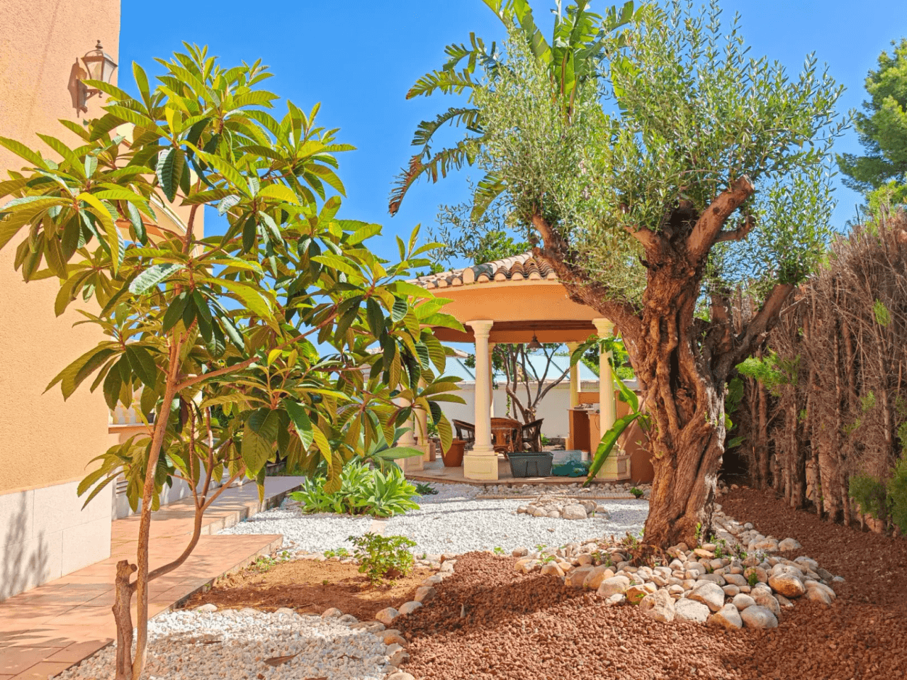 Villa a la venta con muchas posibilidades y vistas despejadas en Denia