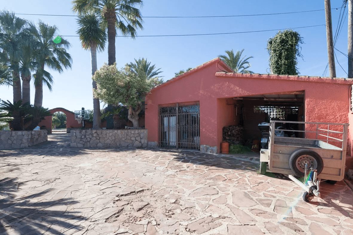 Villa mediterránea con gran parcela.