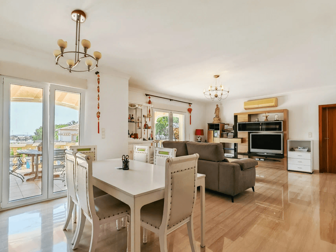 Villa a la venta con muchas posibilidades y vistas despejadas en Denia