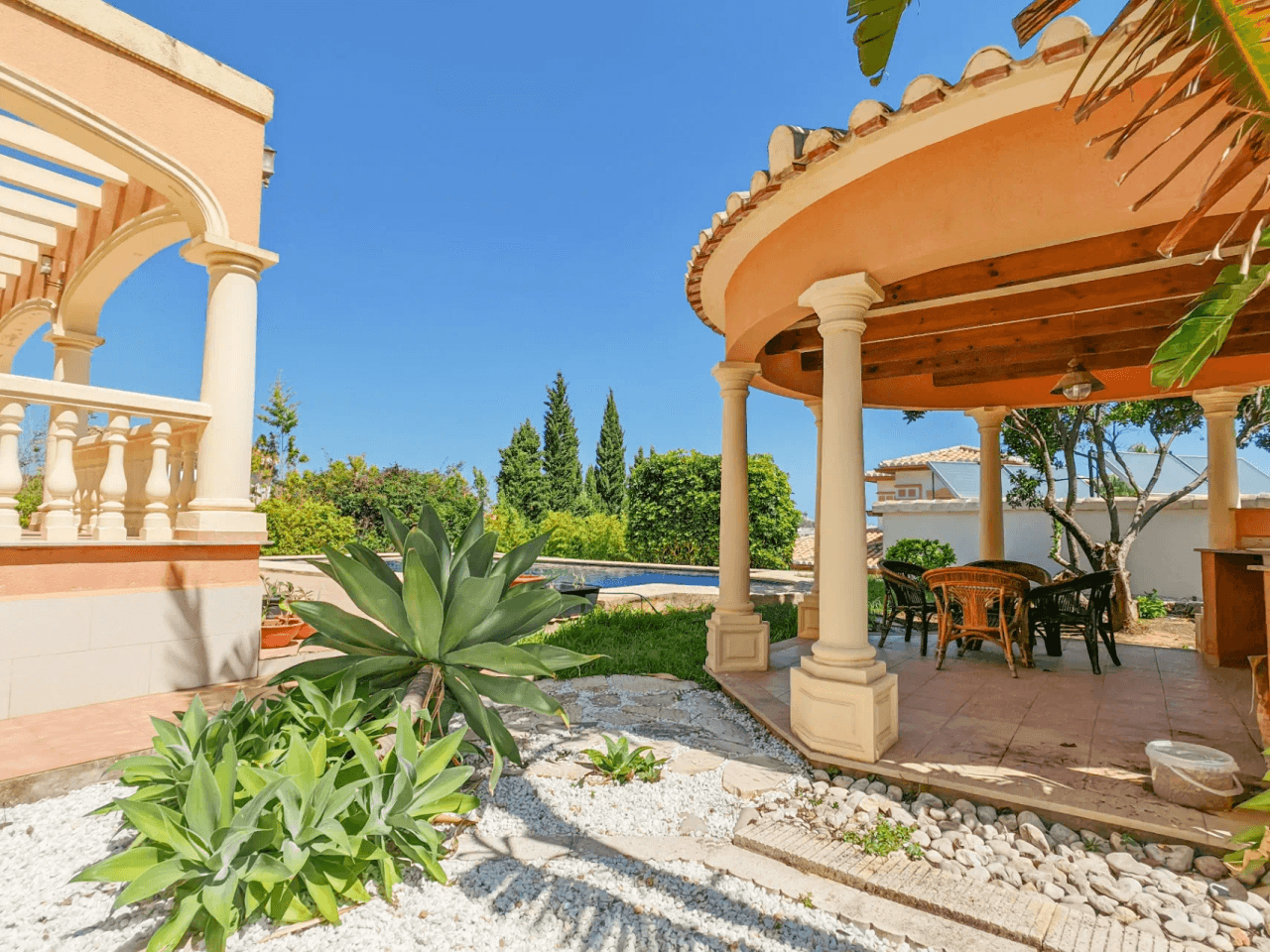 Villa a la venta con muchas posibilidades y vistas despejadas en Denia