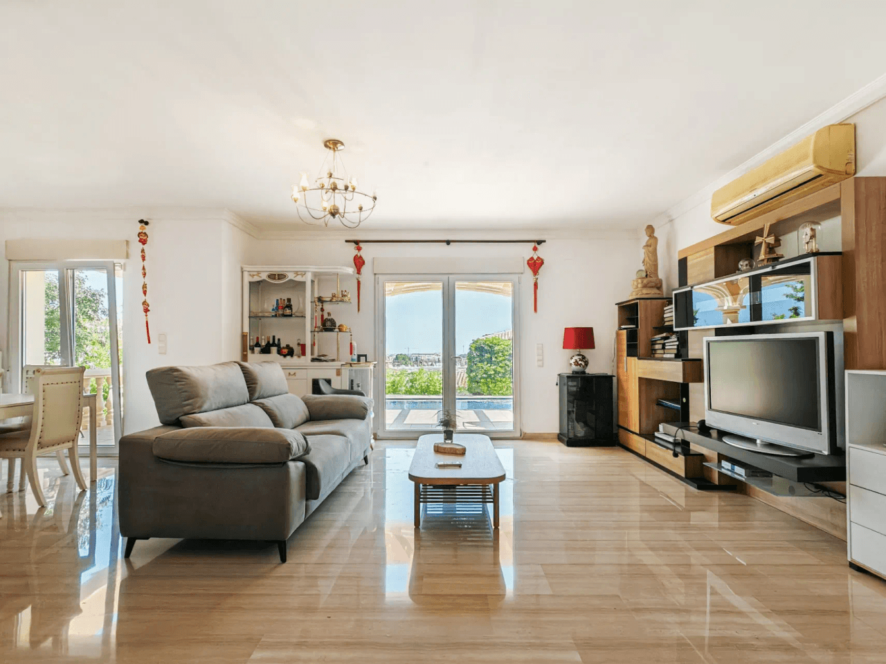 Villa a la venta con muchas posibilidades y vistas despejadas en Denia