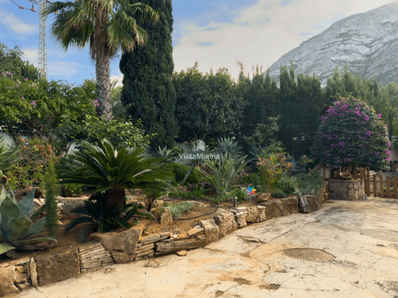 Chalet en venta en El Montgó, Denia: 3 habitaciones y piscina privada.