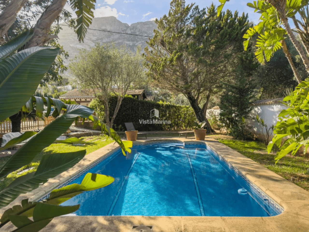 Chalet en venta en El Montgó, Denia: 3 habitaciones y piscina privada.