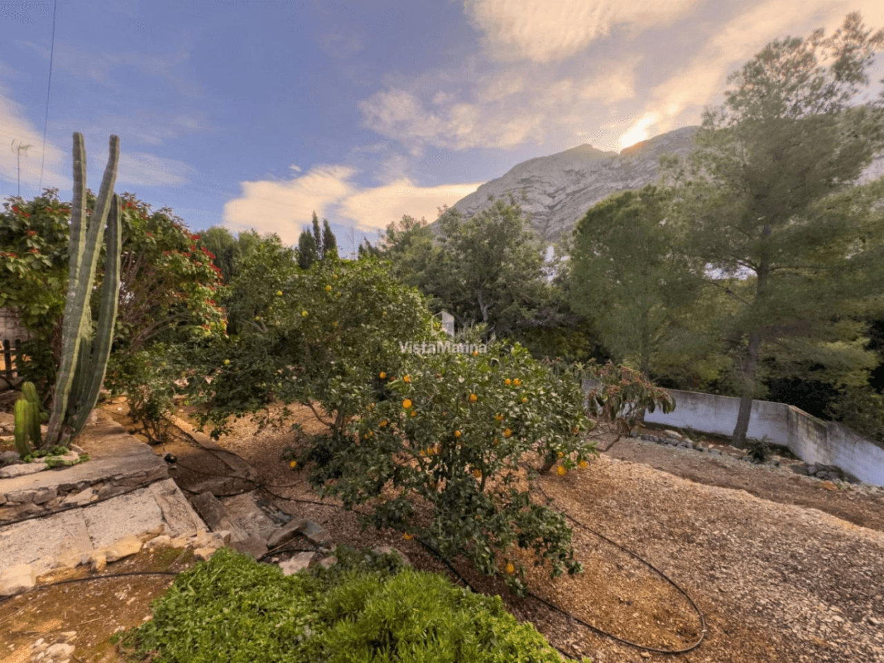 Chalet en venta en El Montgó, Denia: 3 habitaciones y piscina privada.