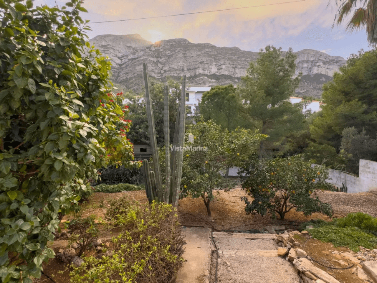 Chalet en venta en El Montgó, Denia: 3 habitaciones y piscina privada.