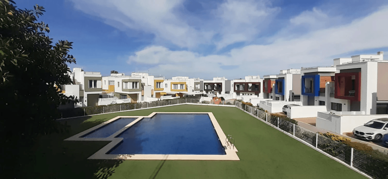 Chalet en venta con 3 dormitorios y piscina en Denia, Alicante